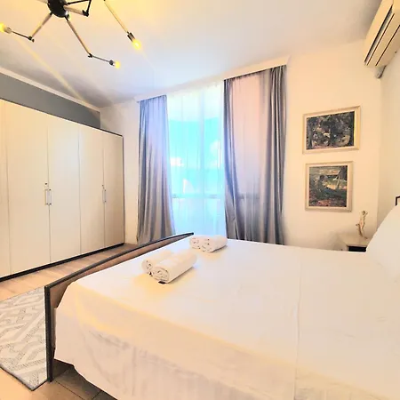 - Steps From The 아파트 Sarandë