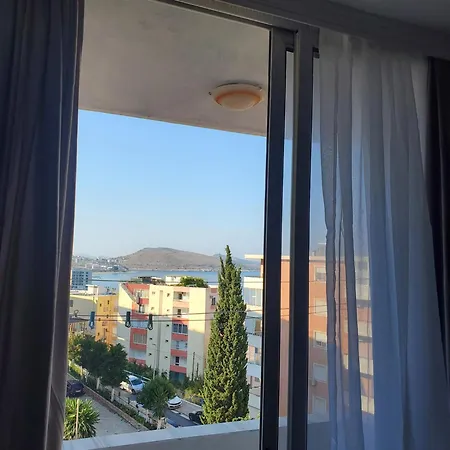 Apartamento - Steps From The